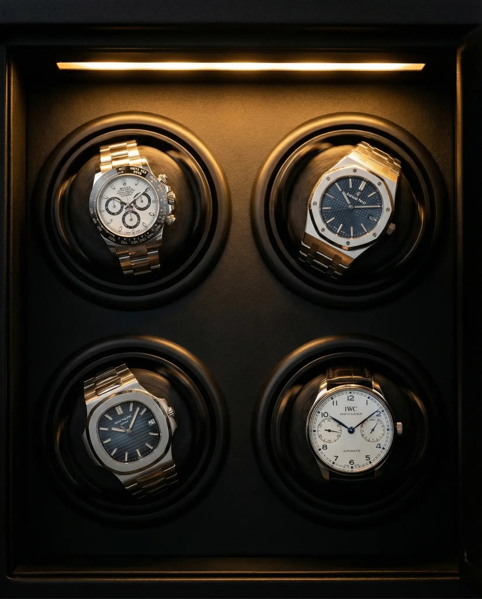 remontoir de montre avec 4 montres de luxe qui tourne, rolex daytona, audemars piguet royal oak, patek philippe nautilus et IWC