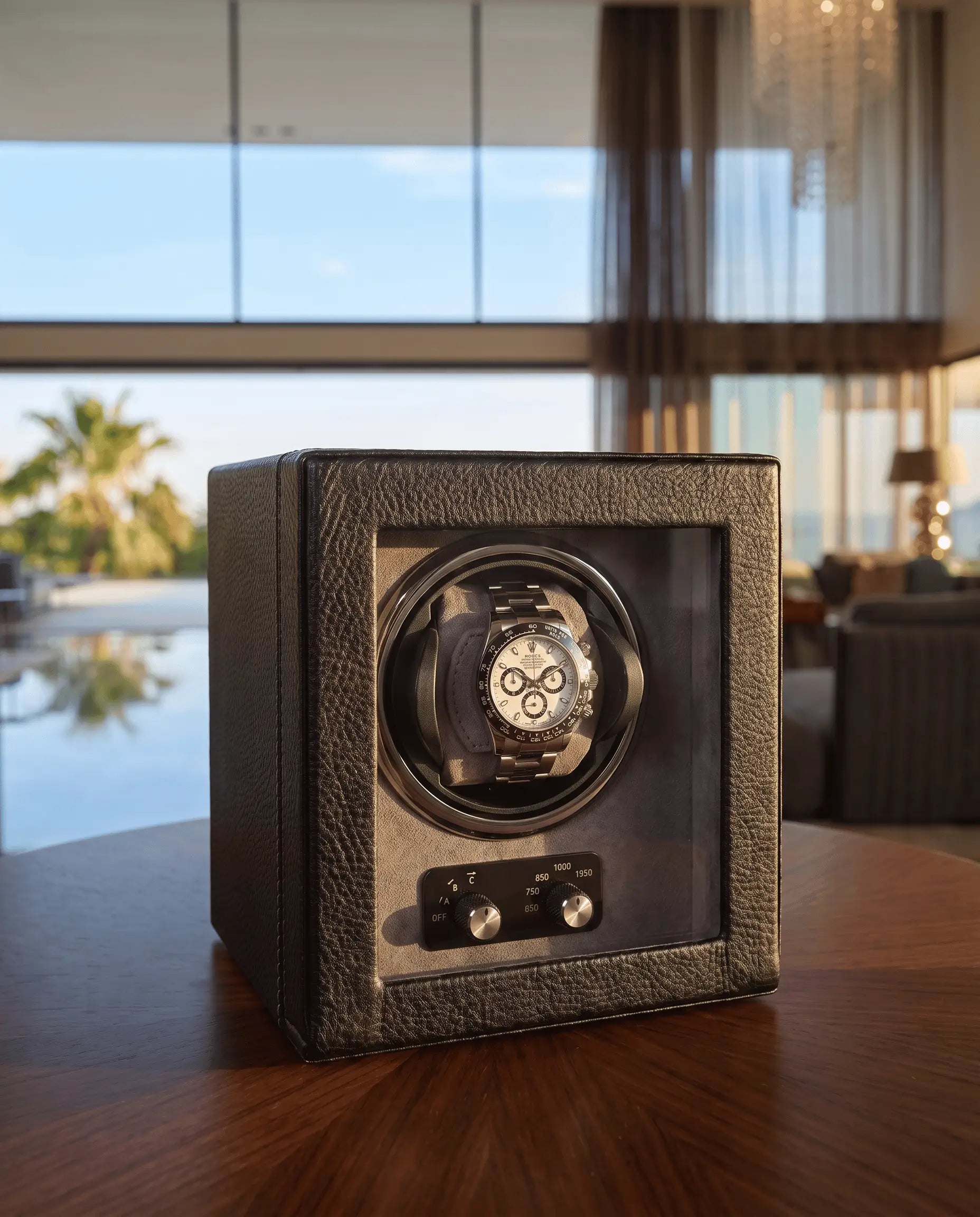 remontoir como mercier et fils une montre sur une table d un interieur luxueux