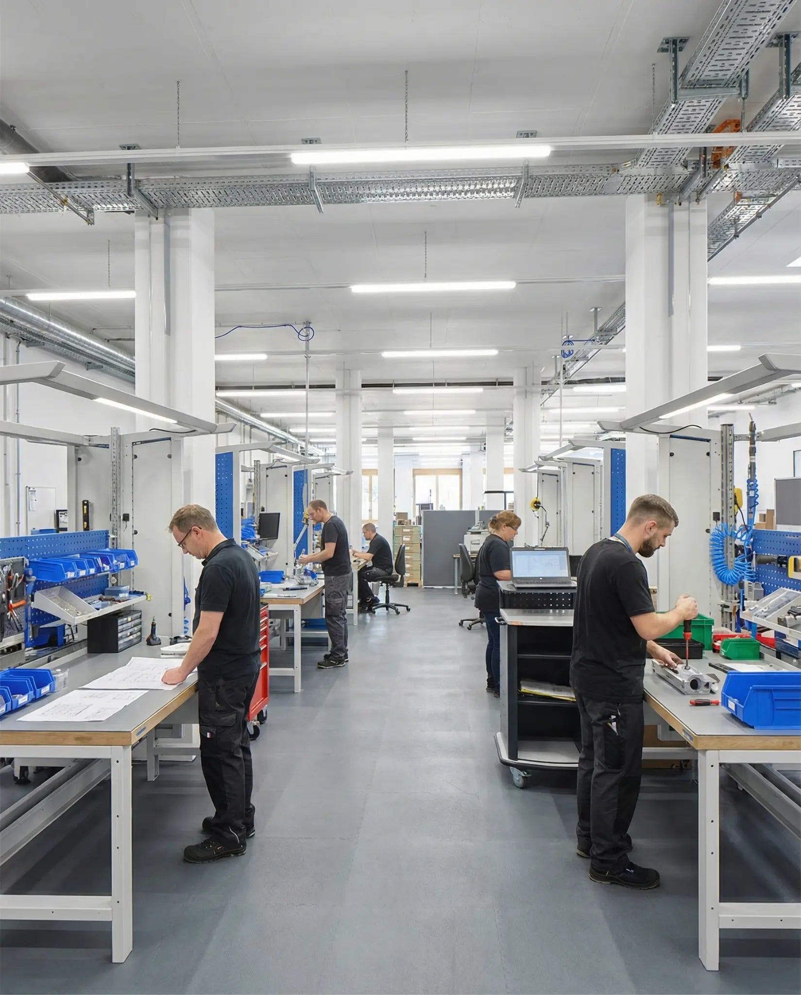 Atelier d'assemblage Mercier & Fils — artisans au travail