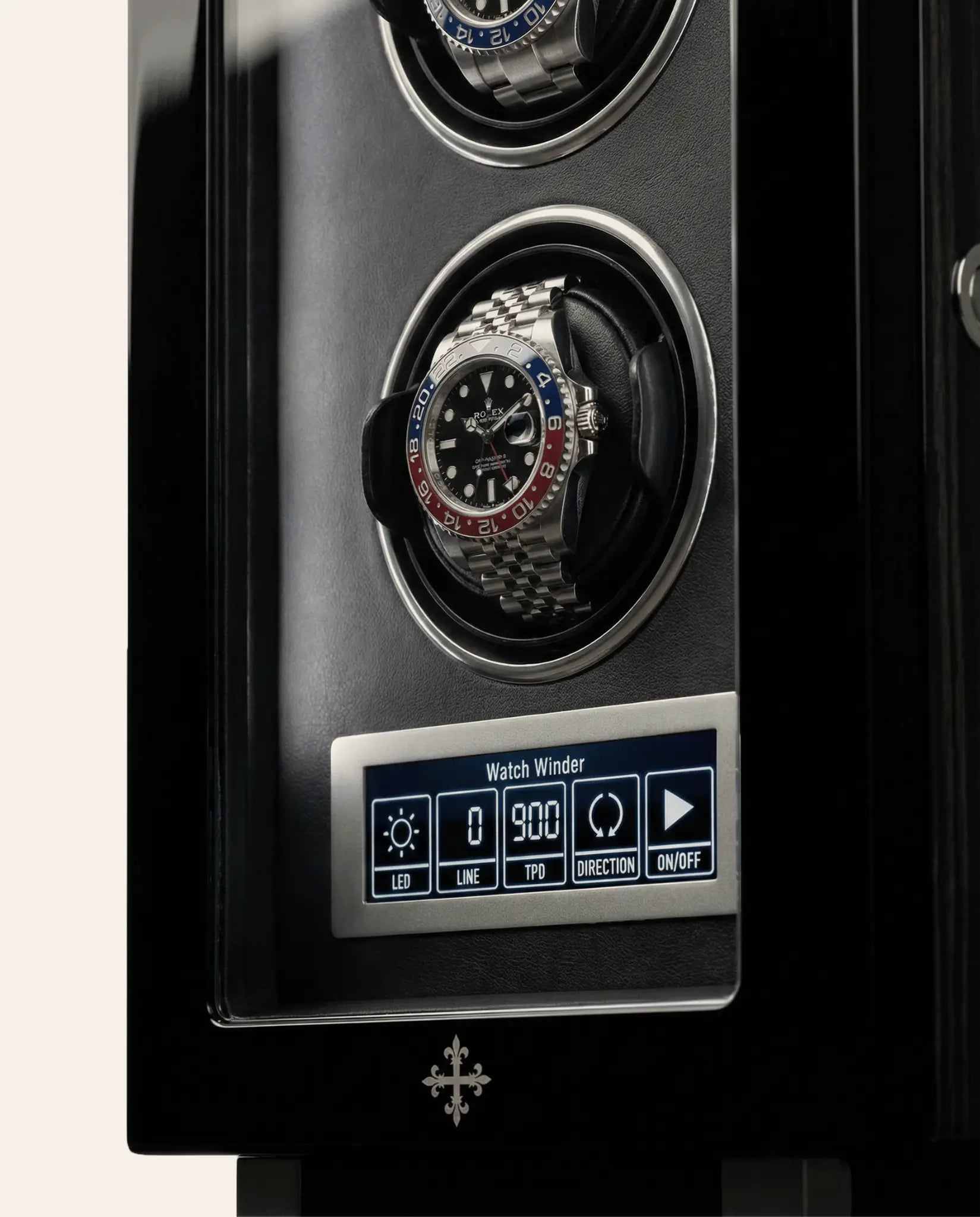 Détail intérieur remontoir montre automatique Mercier & Fils Rivoli II finition ébène brillant, module de remontage avec Rolex GMT-Master II Pepsi bracelet Jubilee, écran tactile programmation TPD