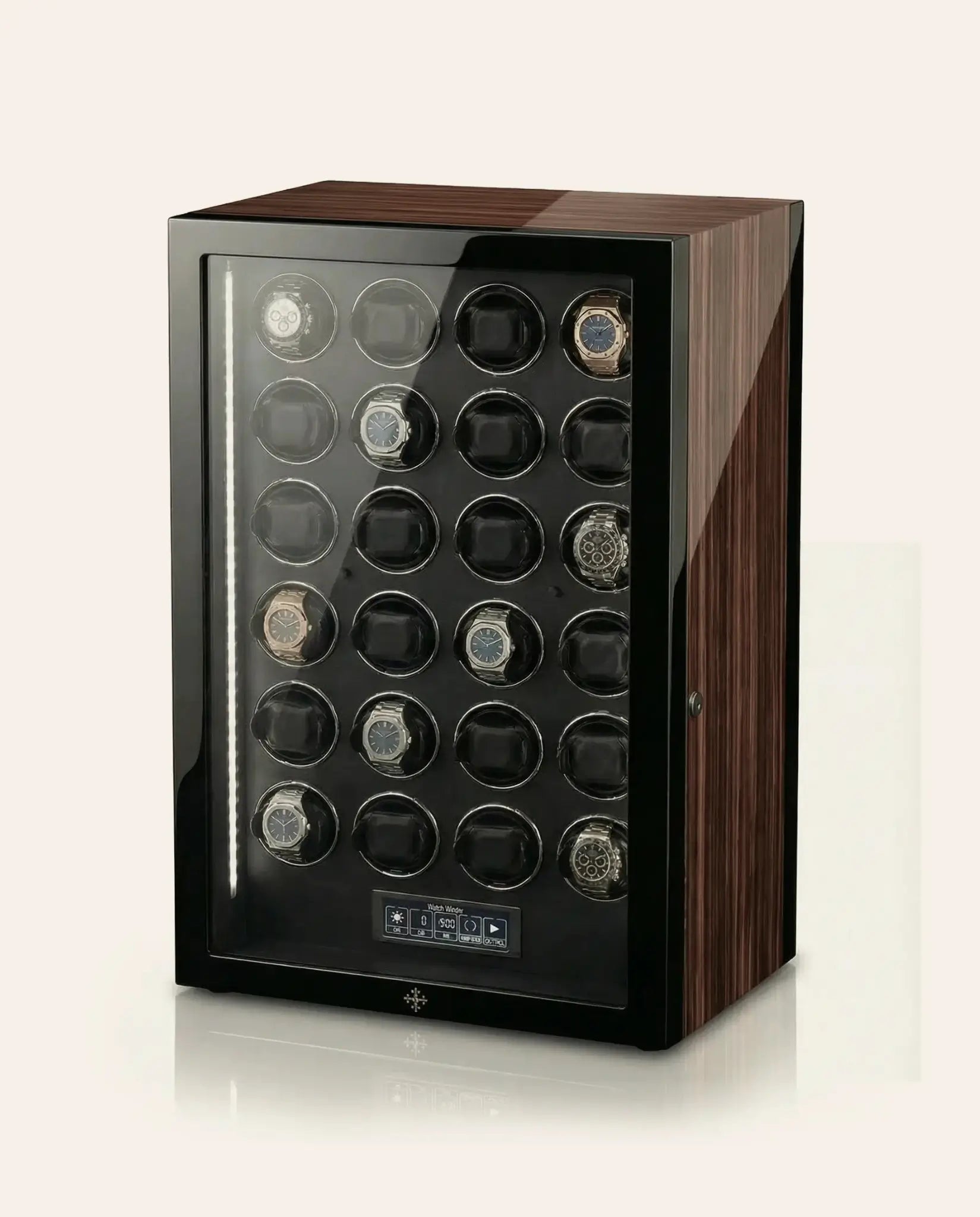 Remontoir montre automatique Mercier & Fils Rivoli XXIV pour 24 montres, finition macassar brillant, vue trois quarts, éclairage LED allumé, écran tactile de programmation TPD, avec Audemars Piguet Royal Oak, Patek Philippe Nautilus et Rolex Daytona