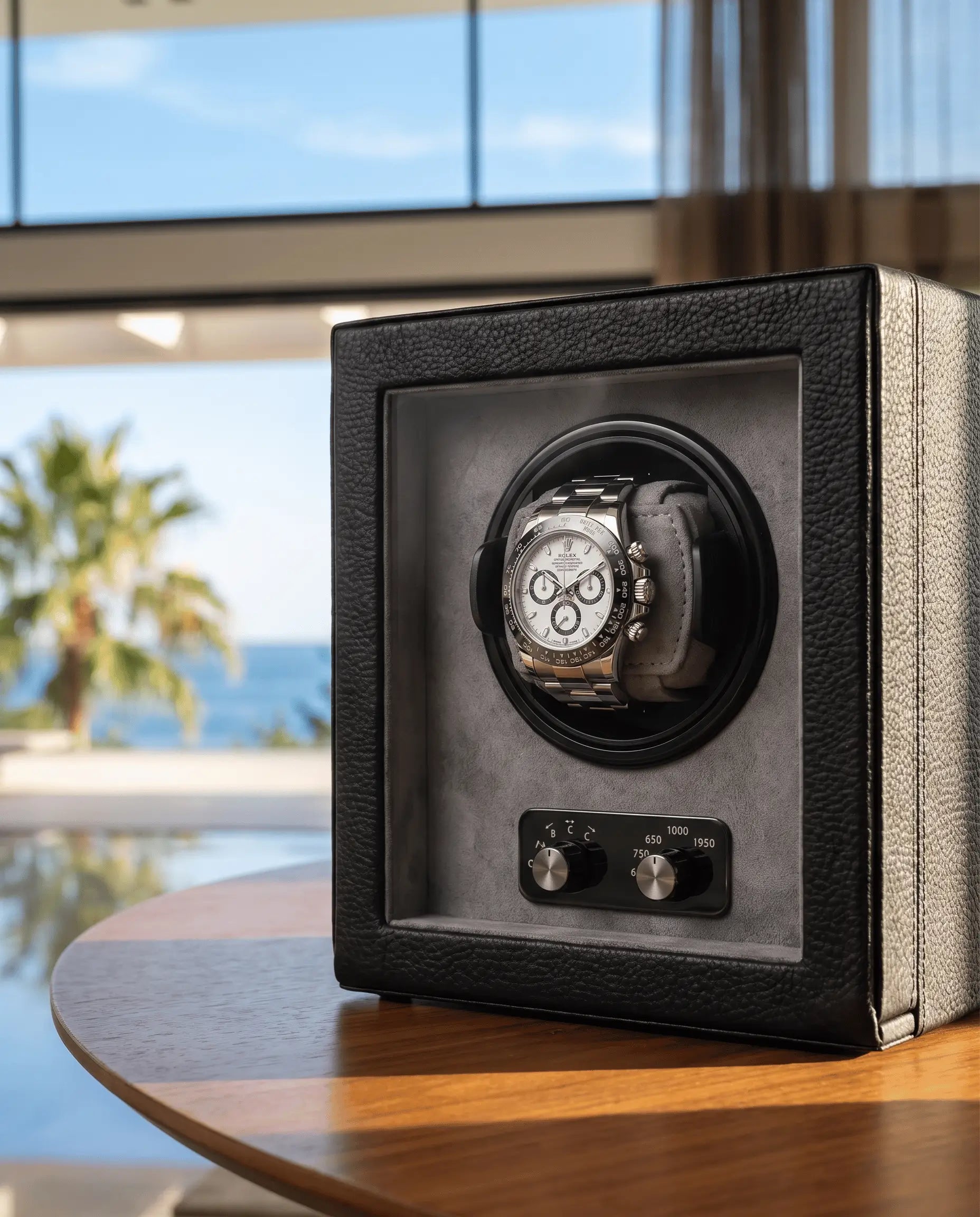 remontoir como mercier et fils une montre sur une table d un interieur luxueux