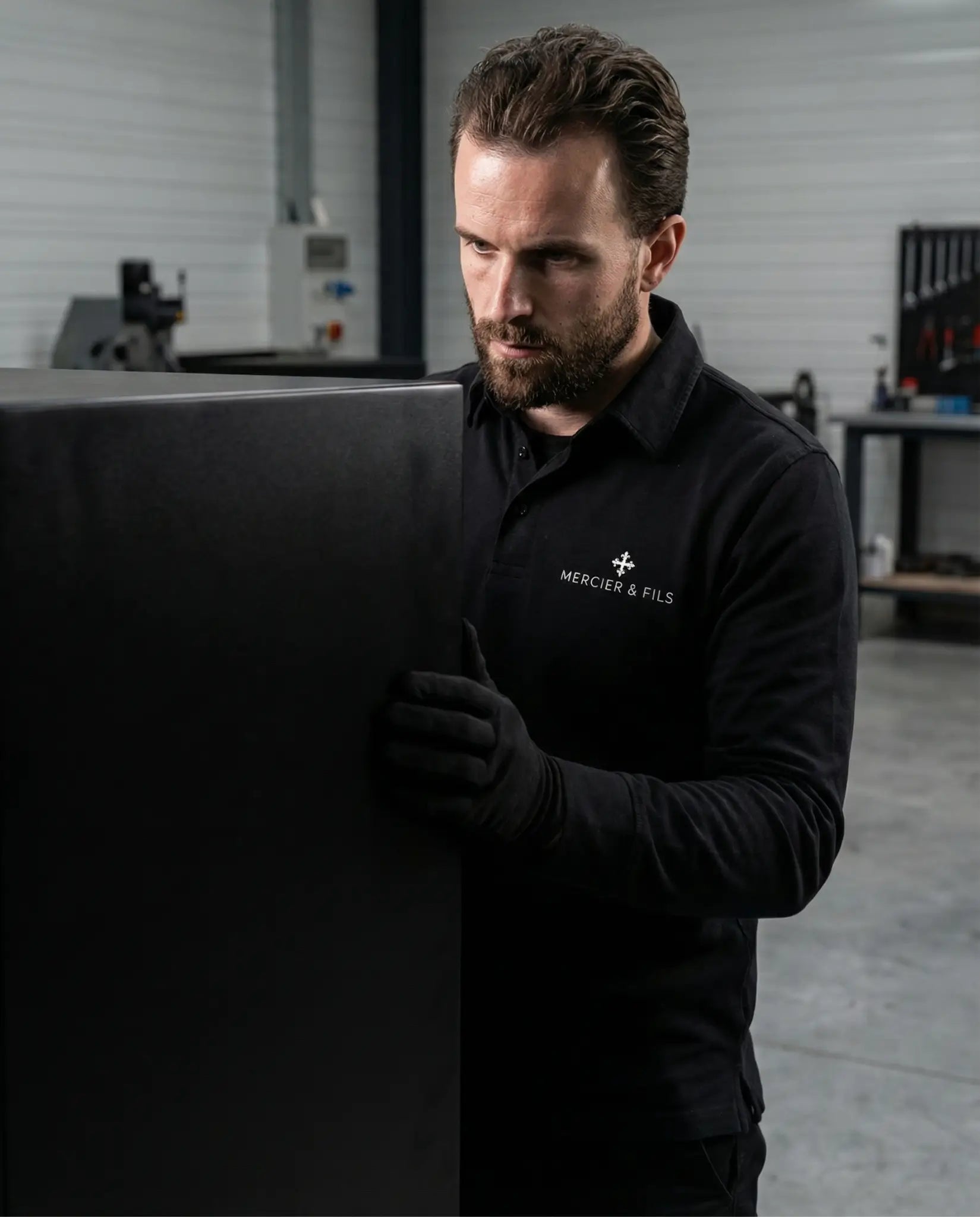 Artisan Mercier & Fils inspectant un coffre-fort remontoir